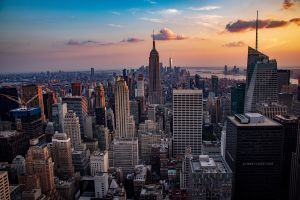 New York - centrum jazykové rozmanitosti a inspirace k učení angličtiny Letecký pohled na New York – vysoké mrakodrapy, ulice a městská krajina, která ilustruje kosmopolitní metropoli plnou kultur a jazyků, ideální kontext pro učení angličtiny ve světovém městě.